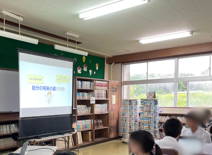 与論中学校３年生ゆんぬ学「職業図鑑作成に向けて」 写真